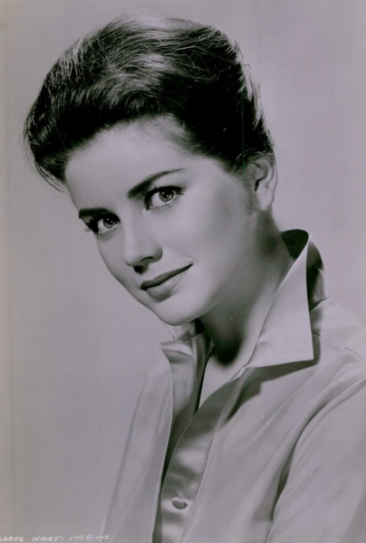 File:Dolores Hart - Studio portrait (1963).png