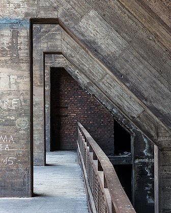 Detalhe de um edifício na Hochofenstraße do espaço público Landschaftspark, Duisburgo, Renânia do Norte-Vestfália, Alemanha. (definição 3 613 × 4 516)