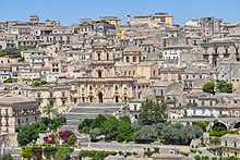 Duomo San Giorgio dall'alto della città.jpg