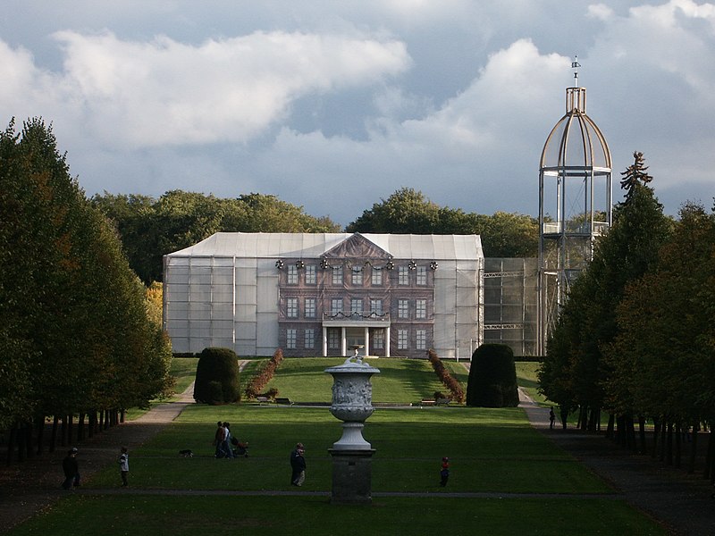 File:Ein Schloss aus Gerüsten und Zeltplane - Neustrelitzer Schloß (2003-10) - panoramio.jpg