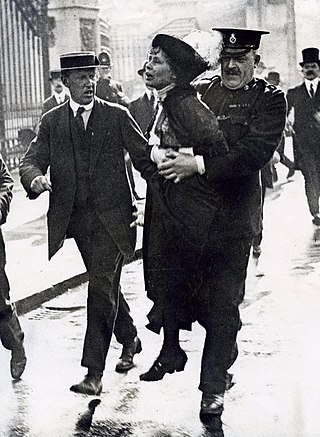 אמלין פנקהרסט נעצרת על ידי המשטרה לאחר שהפגינה ליד ארמון בקינגהאם שבלונדון, 1914.