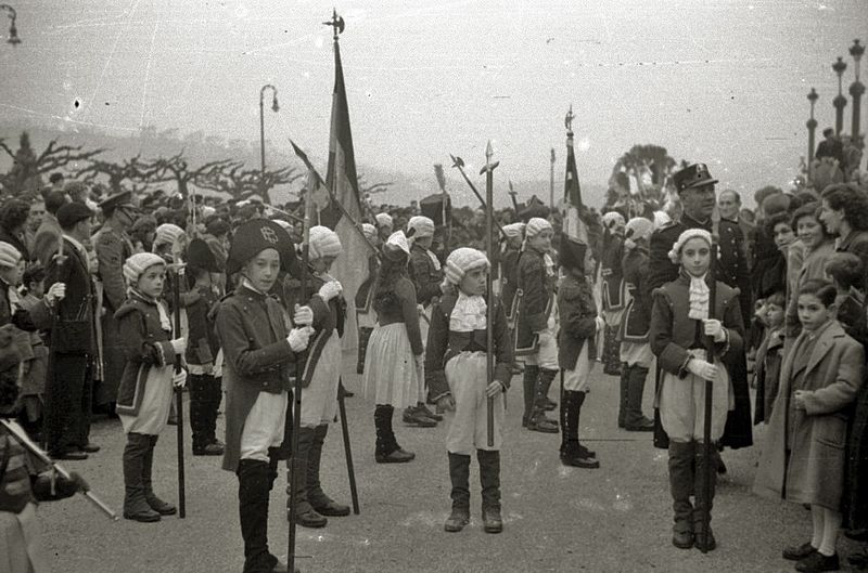 File:Escenas durante la Tamborrada de San Sebastián (9 de 16) - Fondo Marín-Kutxa Fototeka.jpg