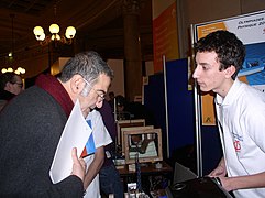 Serge Haroche, médaille d'or du CNRS, visite l'exposition en janvier 2010.