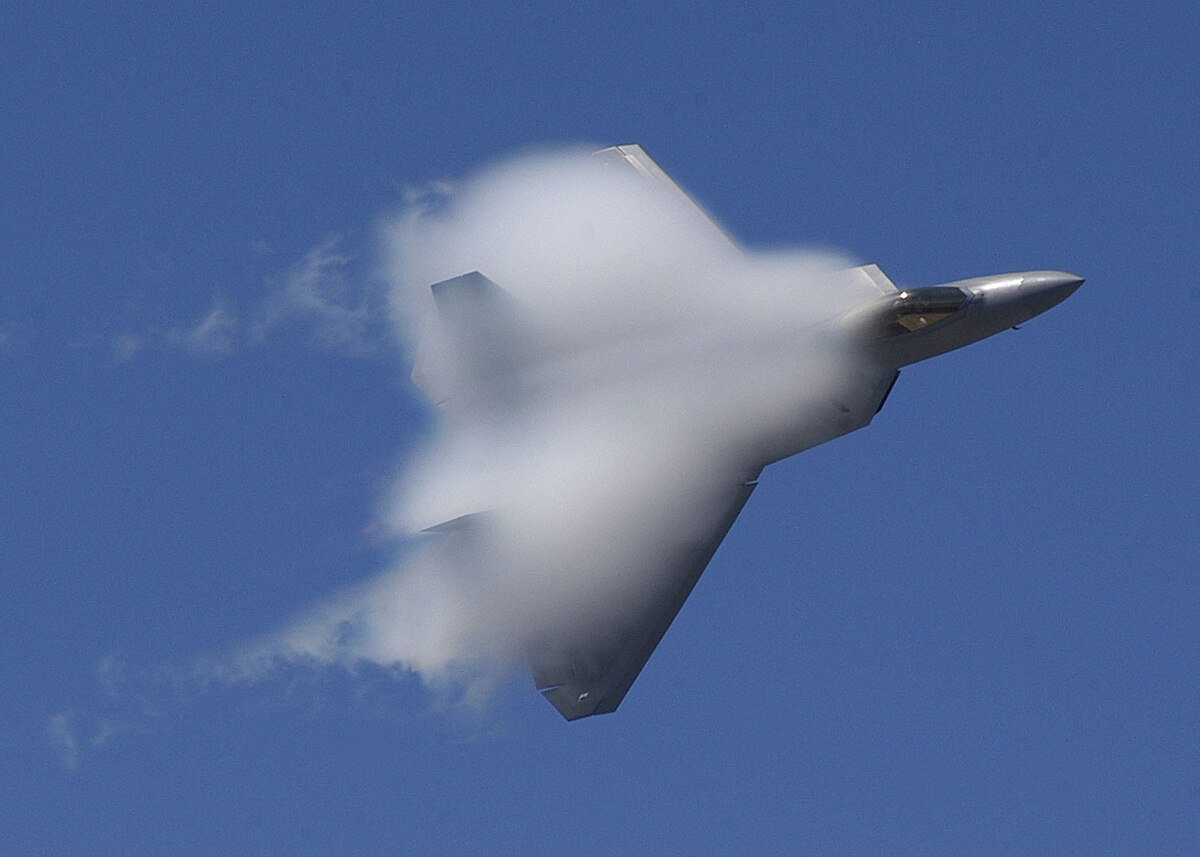 F-22 Raptor vapor trails.jpg