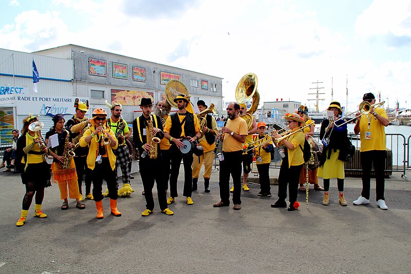 File:Fanfare La pétarade de Brest 02.jpg