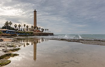 Farol de Chipiona, localizado em Chipiona, província de Cádis, Andaluzia. Tem 62 metros de altura, é o mais alto da Espanha e um dos mais altos do mundo. Foi inaugurado em 1869 e auxilia os navios a entrarem no estuário do rio Guadalquivir, o único navegável da Espanha. (definição 7 522 × 4 822)