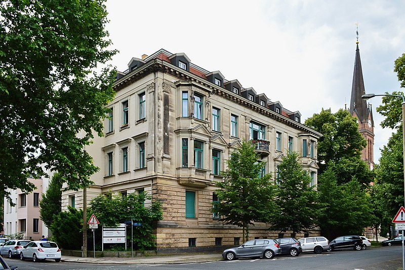 File:Ferdinand-lassalle 1a ecke gustav-mahler 9 (neben kirche, einziges haus auf der linken straßenseite).jpg