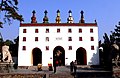 普陀宗乘之庙五塔门，白台上并立五座藏式塔，分别为黑、白、黄、绿、红五色
