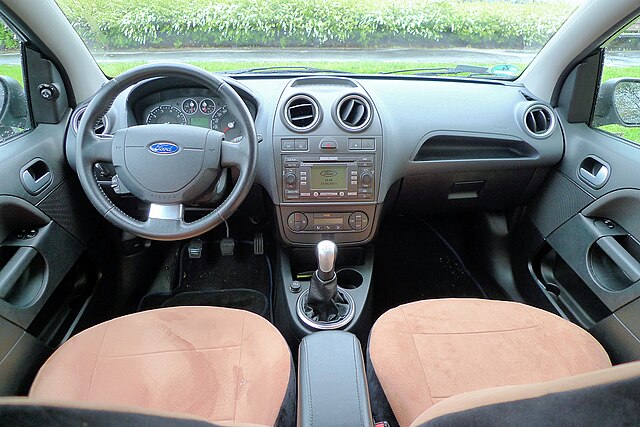 https://upload.wikimedia.org/wikipedia/commons/thumb/4/48/Ford-fiesta-mk6-interior-ghia.jpg/640px-Ford-fiesta-mk6-interior-ghia.jpg