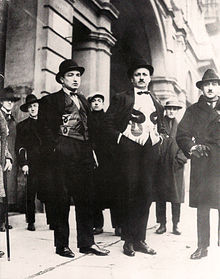 Au premier rang : Depero, Marinetti et Cangiullo dans leurs gilets futuristes. Photographie prise le 14 janvier 1924, à l'occasion de la rediffusion du spectacle de la Compagnia del Nuovo Teatro Futurista à Turin.