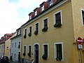 Wohnhaus in nach rechts geschlossener Bebauung, Ecklage