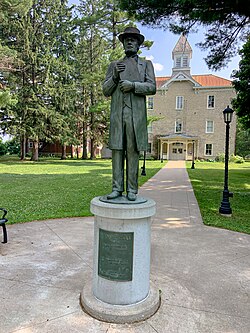 Gale College Statue.jpg