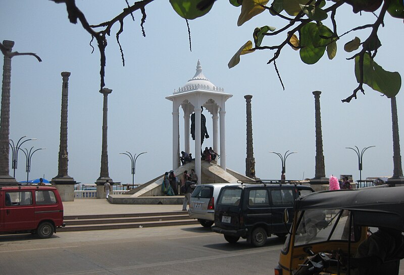 File:Gandhi statue on the promenade on the coast on Pondicherry.JPG