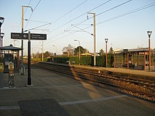 Photographie montrant deux voies de chemin de fer entre deux quais