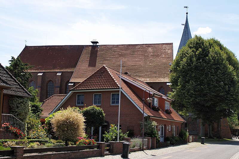 File:Germany Bardowick cathedral north side.jpg