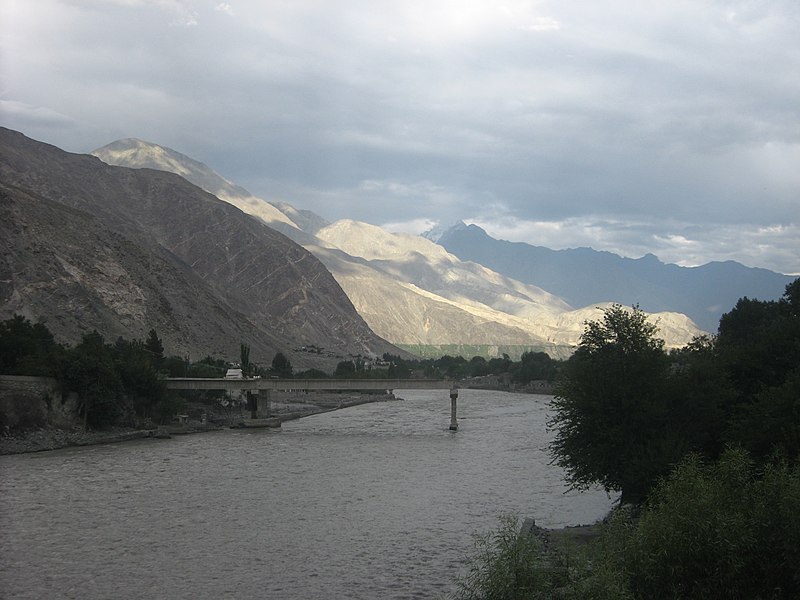 File:Gilgit River, Gilgit.jpg