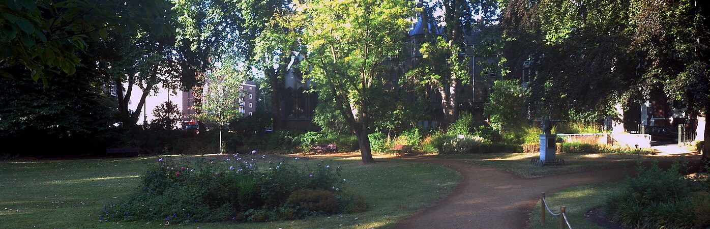 Gordon Square Garden mit Thakur-Büste. Im Hintergrund die Gordon Street mit der Christ the King-Kirche.