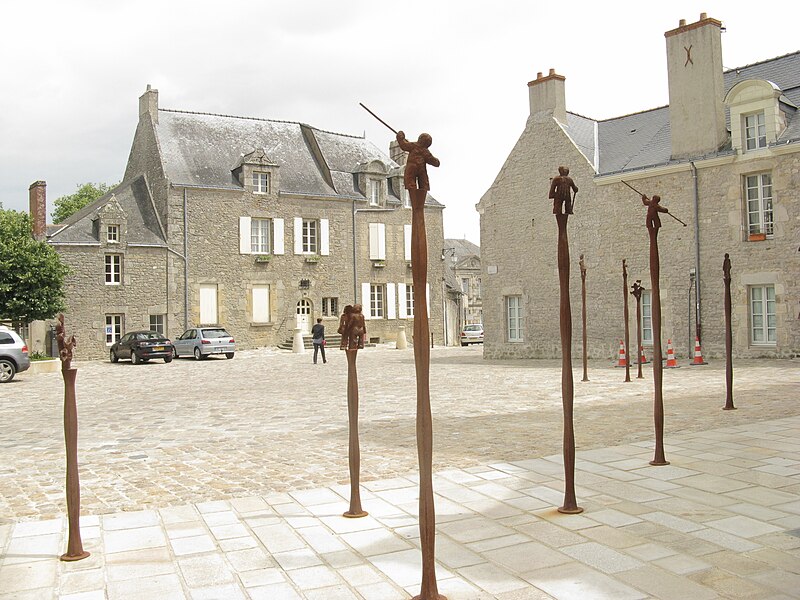 File:Guérande Statuettes on poles.JPG