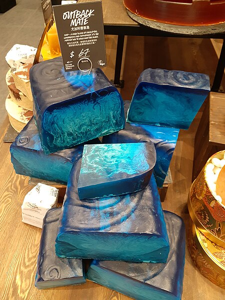 File:HK 尖沙咀 TST 人文藝術購物館 K11 MUSEA mall shop LUSH Cosmetics soap May 2020 SS2 19.jpg