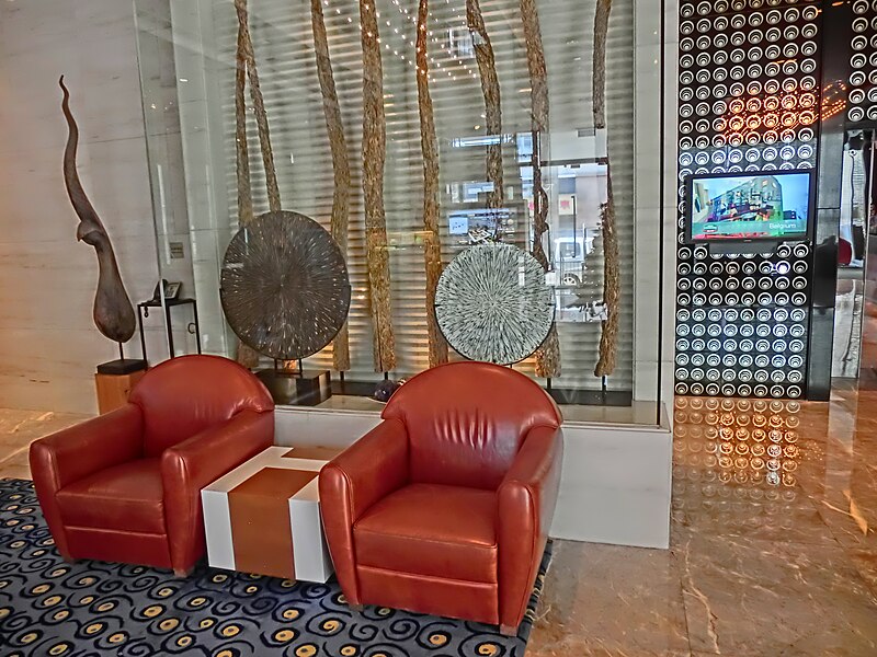 File:HK 西環 Sai Ying Pun 水街 Water Street 167 Connaught Road West 香港萬怡酒店 Courtyard by Marriott Hong Kong hotel lobby hall sofa armchairs Jan-2014.JPG