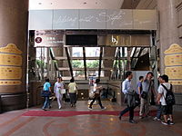 位於時代廣場地面的出入口，雖有「銅鑼灣站」的標示，但實際上此乃連接時代廣場B2層地庫商場的出入口，確實車站範圍以商場B2層的AAPE旁的扶手電梯為界（2012年6月）