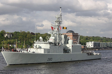 Fail:HMCS Iroquois (DDG 280) at Port of Hamburg near Oevelgönne.jpg