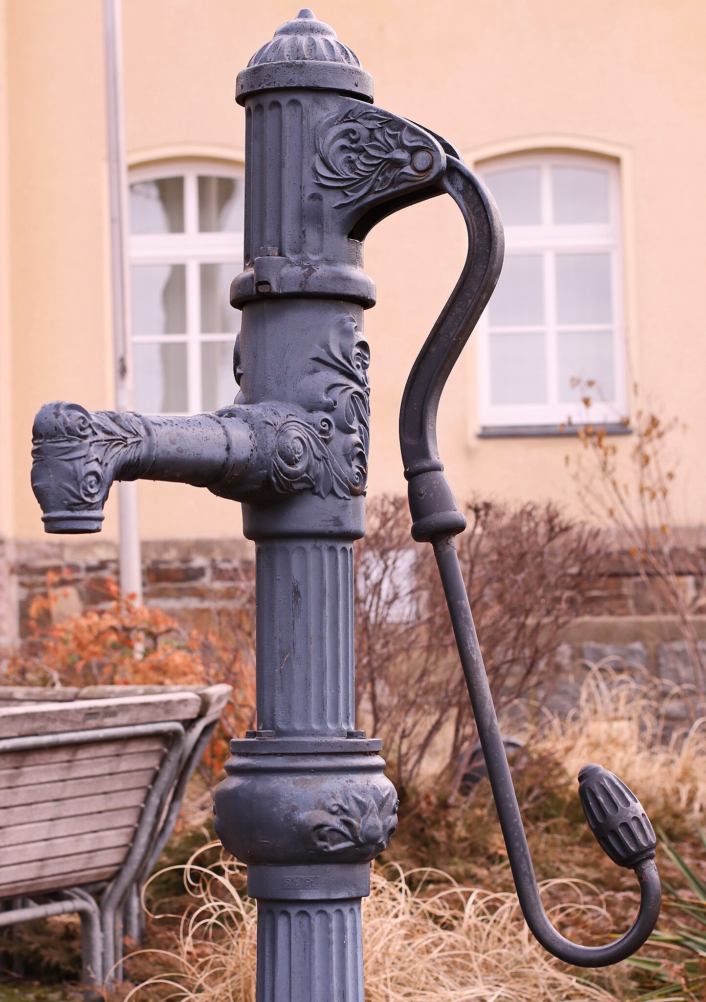 File:Handwasserpumpe. Hohndorf. Erzgebirgskreis. Sachsen..jpg - Wikimedia  Commons