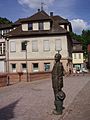 Deutsch: Haus Reichert, im Vordergrund die Hesse Statue auf der Nikolausbrücke English: Haus Reichert, in the front the Hesse statue on the Nicholas Bridge in Calw