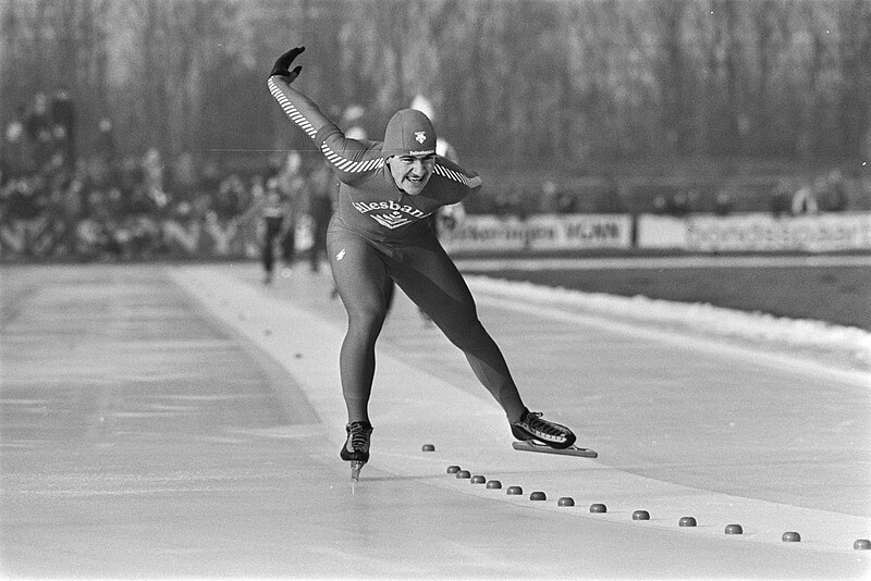 File:Heerenveen, landenwedstrijd, Nederland, Noorwegen, Zweden schaatsen voor heren , Bestanddeelnr 932-8133.jpg