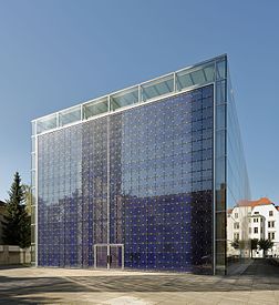 Igreja católica do Sagrado Coração em Munique, erigida entre 1997 e 2000, pertence aos raros exemplos de arquitetura da igreja contemporânea na Alemanha. (definição 3 324 × 3 622)