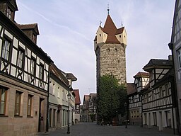 Der östliche Teil der Herzogenauracher Hauptstraße mit dem mittelalterlichen Fehnturm