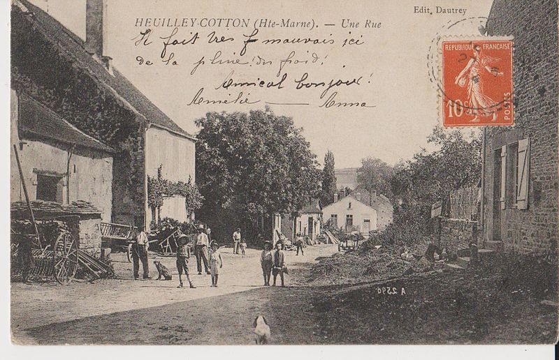 File:Heuilley-Cotton, une rue devant le café et le maréchal-ferrant.jpg