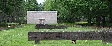 Eichenbalken am Mahnmal für die Opfer des Bombenkrieges auf dem Friedhof Ohlsdorf
