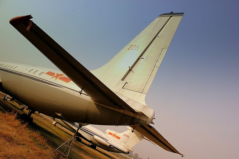 File:IL18 AND TRIDENT 2E OF CAAC AT THE DATANGSHENG AVIATION MUSEUM BEIJING CHINA OCT 2012 (8195520269).jpg