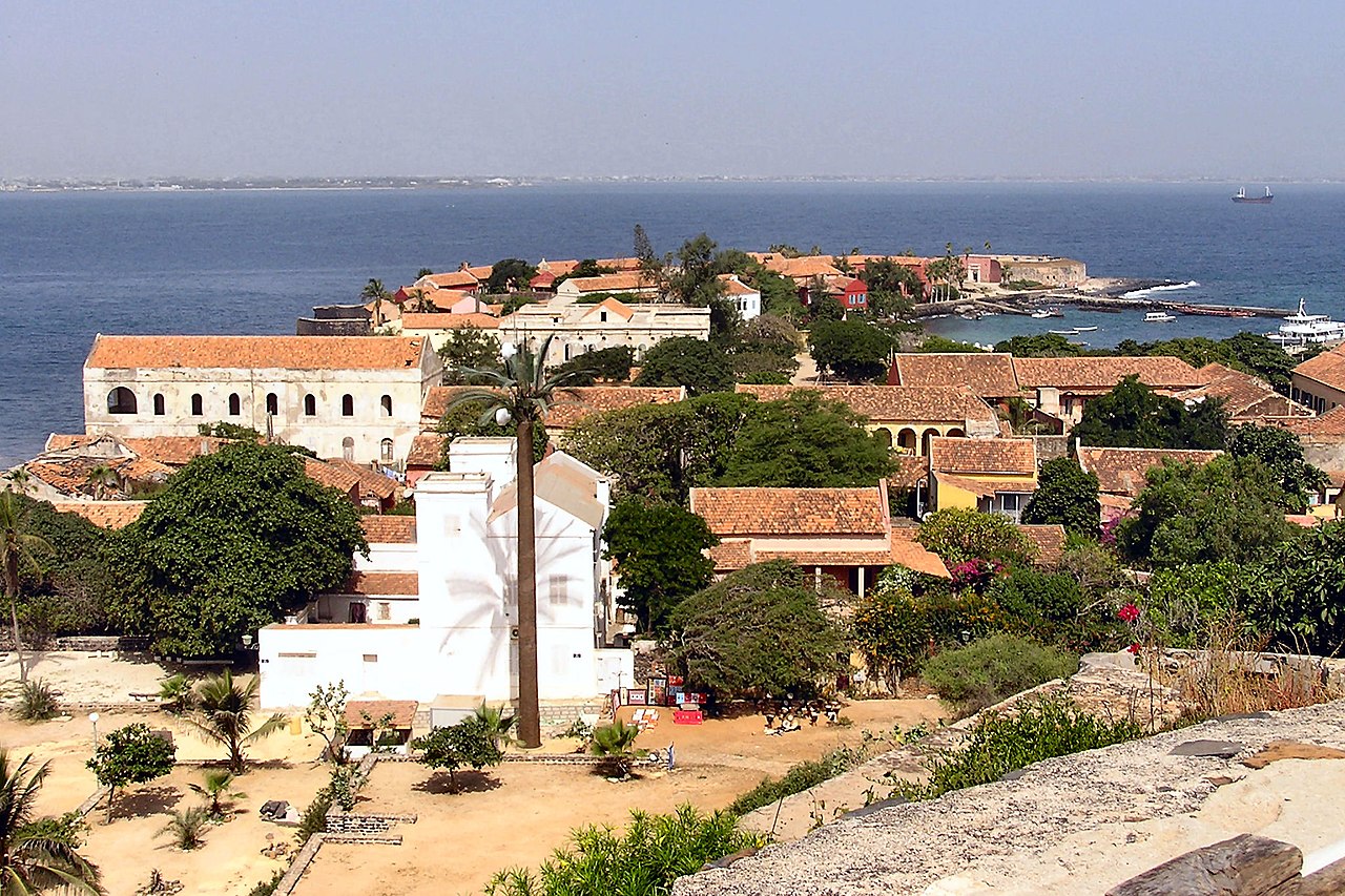 Vue générale du village de Gorée depuis le Castel