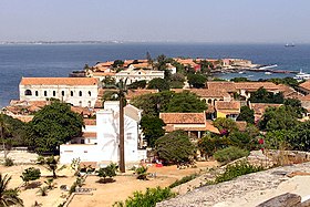 Vista general del pueblo de Gorée desde el Castel