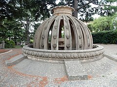 Dôme orné situé dans le parc.