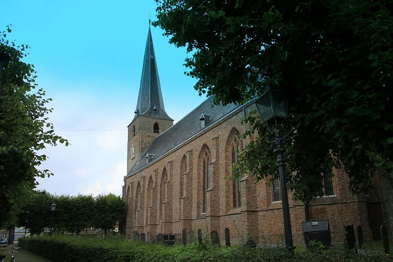 File:In Kollum bij de Sint-Maartenskerk.jpg