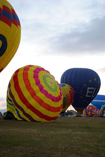 File:Inflating hot air balloons 7.JPG