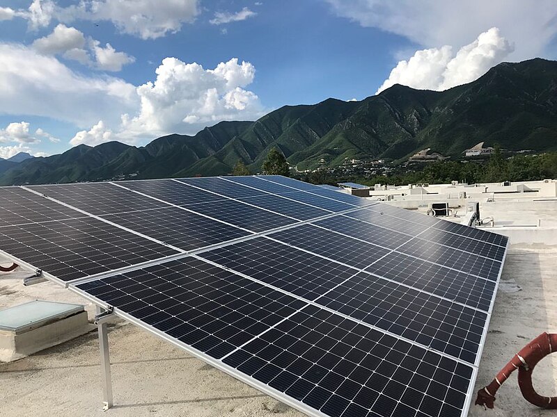 File:Instalación de paneles solares.jpg