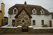 'n Huis met 'n grasdak in Kilmorekaai, Ierland.