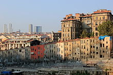 Baugrube und historische Bausubstanz nahe dem Taksim-Platz in der westlichen Altstadt