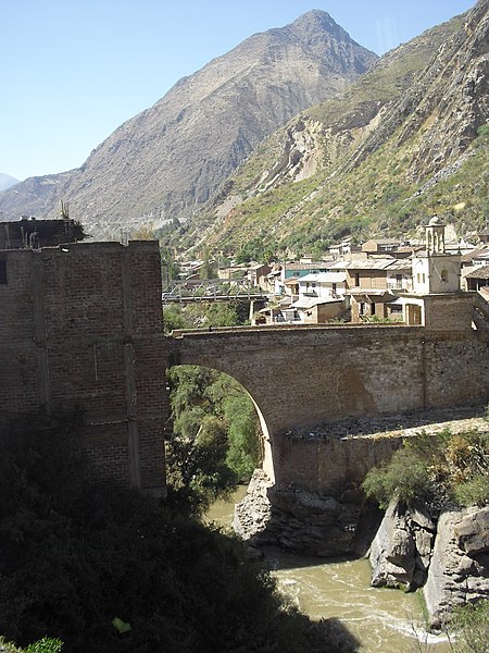 File:Izcuchaca,puente de piedra.jpg