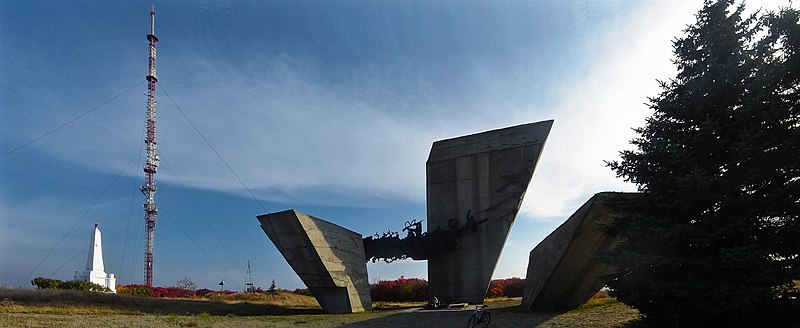 File:Izum WWII Monument Panorama without border.jpg