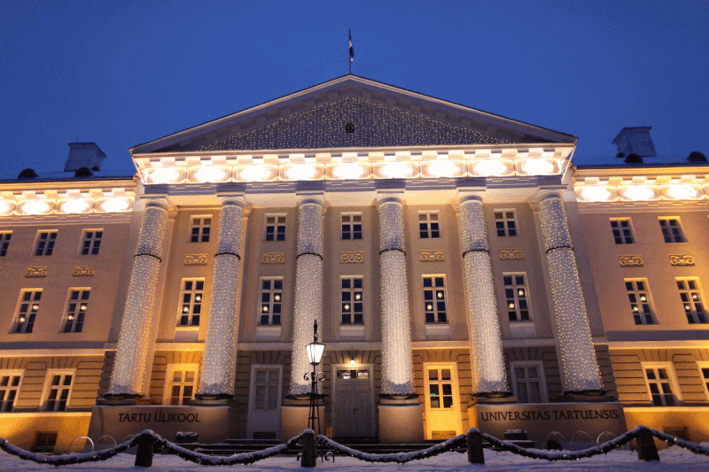 File:Jalutuskäik ümber Tartu ülikooli peahoone 2019. aasta jaanuaris.gif