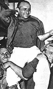 Photo de Juan Manuel Fangio, porté sur les épaules de ses coéquipiers.