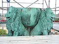 Jubiläumssäule auf dem Schlossplatz in Stuttgart. Die vier Löwen mit der Kugel, die die Concordia träg, während der Restaurierung der Concordia 2014.