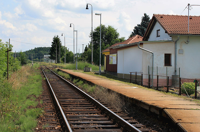 File:Kamenný Újezd, railway stop.jpg