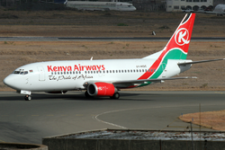 Boeing 737—300 авиакомпании Kenya Airways на рулении в международном аэропорту имени Джомо Кениаты