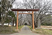 一の鳥居と茨城百景の碑 この鳥居は東日本大震災で損傷を受けて再建されたもの[6]